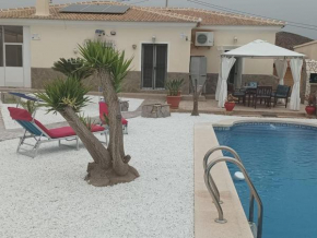 Villa Paz - Villa Familiar para 6 con piscina, AC, Wifi y parking